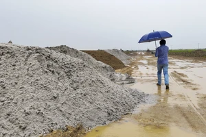 Xử lý hàng trăm m3 cát lẫn vỏ sò biển tại dự án làm đường