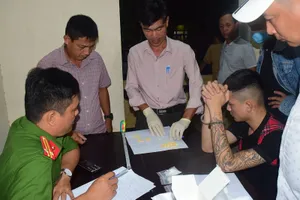 2 thanh niên tàng trữ và 6 người sử dụng ma túy tại khách sạn