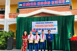 Trao huy hiệu 'Tuổi trẻ dũng cảm' cho 3 em cứu người đuối nước