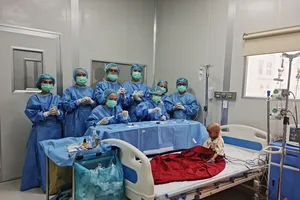 Ghép tế bào gốc cứu bé 3 tuổi bị u nguyên bào võng mạc di căn