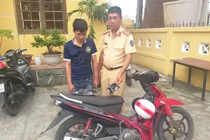 Trần Quốc Đạt bị bắt giữ sau khi thực hiện hành vi cướp giật tài sản. Ảnh: ND