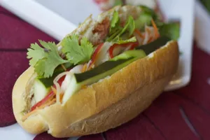 Quảng Ngãi: 26 người nhập viện sau khi ăn bánh mì