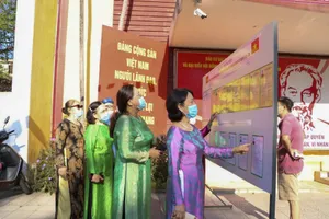 Chùm ảnh: Nhiều cử tri Thừa Thiên - Huế mặc áo dài đi bầu cử