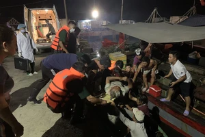 Xà lan đâm chìm tàu cá, 1 người bị thương