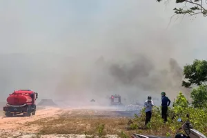 Thừa Thiên - Huế: Cháy kinh hoàng, hàng trăm cán bộ chiến sĩ đang dập lửa