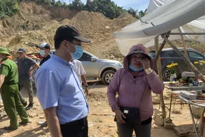 Lực lượng chức năng vào Rào Trăng 3 tìm kiếm công nhân mất tích