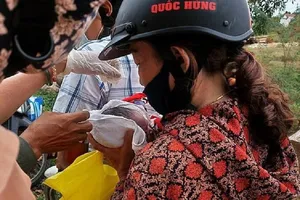 Bé trai sơ sinh bị bỏ rơi cạnh thùng rác