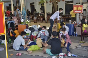 Người dân Huế ngồi vật vờ bên vỉa hè chờ được đi cách ly