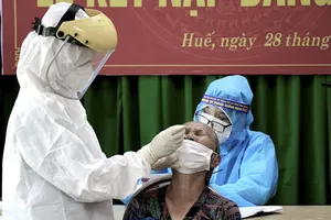 Hàng trăm tiểu thương ở Huế bất ngờ vì được xét nghiệm COVID-19