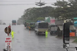 Dừng xe vào chợ mua thực phẩm, tài xế bị phạt 7,5 triệu đồng