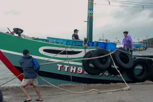 Chùm ảnh: Cảng cá lớn nhất Thừa Thiên - Huế hối hả trước bão số 5 
