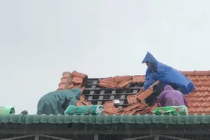 Bão chưa đổ bộ, nhiều ngôi nhà ở Thừa Thiên - Huế đã tốc mái