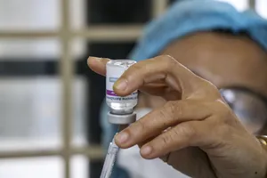 Quảng Bình: Một giáo viên tiêm 2 mũi vaccine trong 10 phút