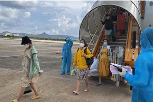 Đón 148 bà bầu, trẻ em từ TP.HCM về quê tránh dịch bằng máy bay