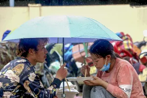 Bữa ăn vội bên chốt kiểm soát tại Thừa Thiên- Huế trên đường về quê