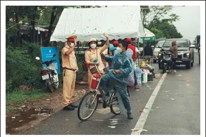 Người đàn ông về quê bằng xe đạp được tặng xe máy