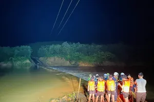 Nghẹt thở giải cứu 3 người bị cô lập trong ô tô 15 giờ do lũ