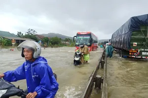 Quảng Trị, Thừa Thiên-Huế: Lũ đang lên, nhiều người mất tích