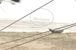 Tàu hàng cùng 20 thuyền viên mắc cạn ở biển Quảng Trị