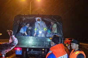 CSGT giải cứu hàng chục người dân mắc kẹt giữa dòng nước lũ