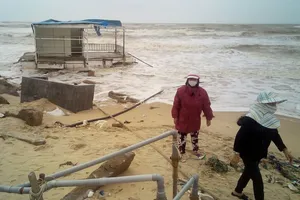 Phao hàng hải, nhà nổi trôi dạt vào bờ biển Thừa Thiên - Huế