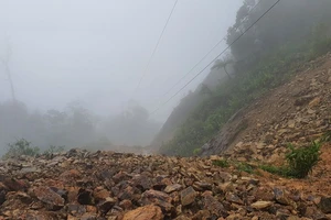 Mưa lớn kéo dài, đường lên đỉnh Bạch Mã bị chia cắt