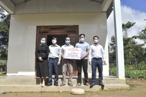 Bạn đọc báo Pháp Luật TP.HCM trao nhà cho 2 công chức tư pháp xã