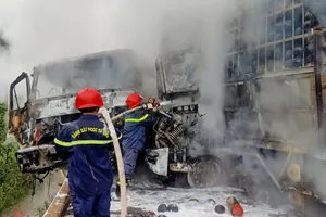 2 xe đối đầu, bốc cháy dữ dội khiến nhiều người bị thương