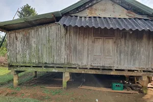 Người đàn ông nằm gục bên đường với vết thương trên đầu