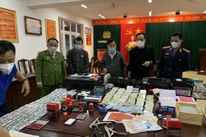 Nhóm làm và bán giấy tờ giả cho khoảng 10.000 người 