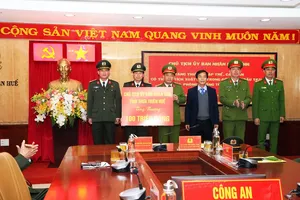 Khen thưởng ban chuyên án phá đường dây làm giả hơn 20.000 giấy tờ