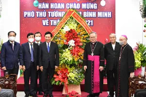 Phó Thủ tướng Thường trực Phạm Bình Minh chúc Giáng sinh tại Huế