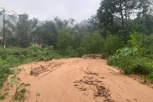 Thừa Thiên Huế: Mưa lớn kéo dài, nhiều nơi bị sạt lở