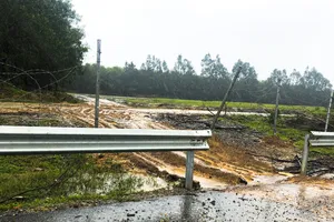 Nhiều đoạn hàng rào bảo vệ cao tốc La Sơn - Túy Loan bị người dân tháo gỡ