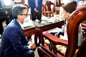 Phó Thủ tướng Vũ Đức Đam thăm và tặng quà Tết tại Thừa Thiên - Huế