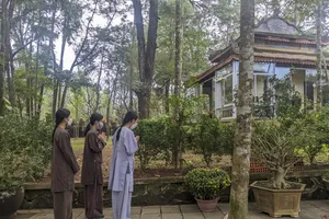 Phật tử chùa Từ Hiếu chuẩn bị cho tang lễ thiền sư Thích Nhất Hạnh