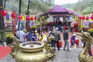 Người dân và du khách nô nức dự lễ hội đền Huyền Trân
