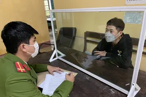 1 phụ nữ bị 2 thanh niên dùng dao khống chế cướp 830.000 đồng