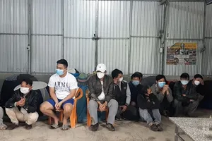 Công an Huế vây bắt hàng chục người cá độ tại trường gà