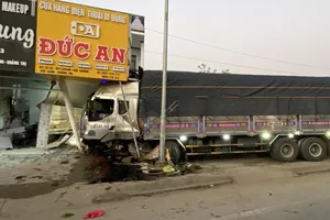 Xe tải lao vào cửa hàng, 1 người đứng bên đường tử vong
