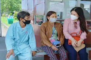 Nữ học sinh bị 2 bạn nữ đánh, bắt quỳ muốn chuyển trường