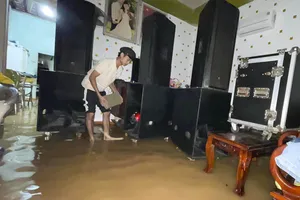 Mưa to bất thường, người dân, chính quyền trắng đêm canh lũ ở Quảng Trị