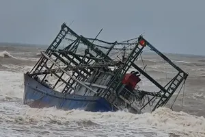 Chưa thể cứu hộ tàu cá mắc cạn tại Quảng Trị
