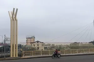 Yêu cầu tháo dỡ phần trang trí trên cầu Đại An, TP Đông Hà