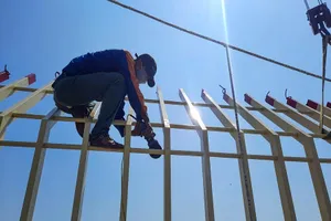 Tháo dỡ phần trang trí trên cầu ở trung tâm TP Đông Hà