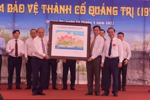 Chủ tịch nước ký, đóng dấu phát hành bộ tem đặc biệt tại thành cổ Quảng Trị