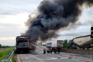 Rơ moóc xe đầu kéo cháy dữ dội trên Quốc lộ 1
