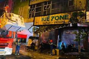 Cảnh sát dùng xe thang cứu 3 người kẹt trong quán game bốc cháy lúc rạng sáng