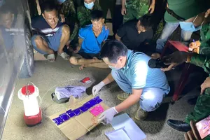 Ôm mẹ và con thơ khóc nức nở sau khi bị bắt vì ma túy