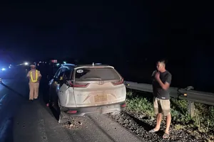 Xe máy tông vào ô tô dừng bên đường, người đàn ông tử vong